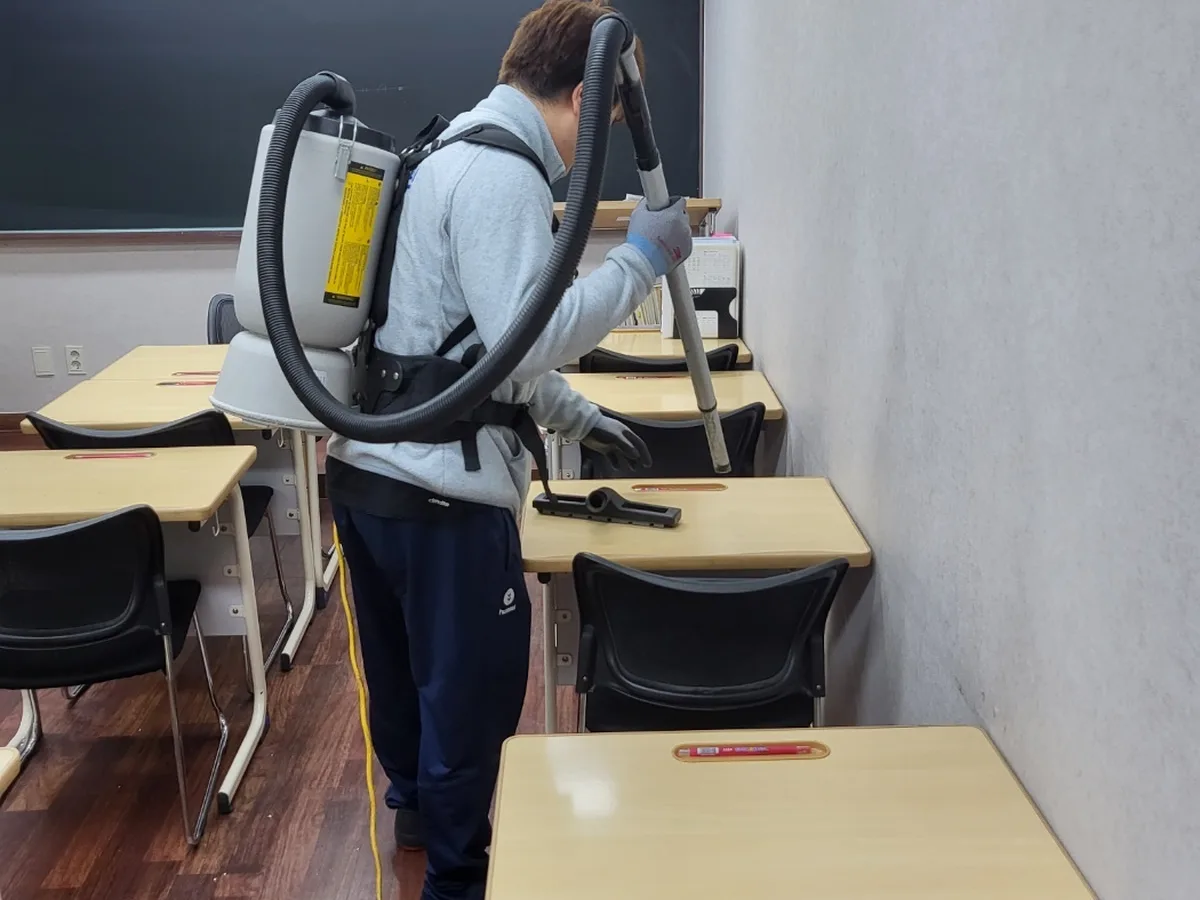 마포구 대흥동 학교 현관·중앙홀 바닥 위생청소 사례 - 행진크린